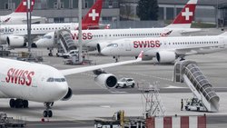 Flieger der Swiss in Zürich: Die Geschäftsleitung der Swiss-Mutter Lufthansa kürzt das Budget für Weiterbildungen, Dienstreisen und Beraterverträge.