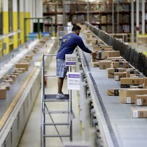 Amazon-Angestellter: Die Aktien des US-Konzerns bergen eine Gefahr für Anleger und Anlegerinnen.