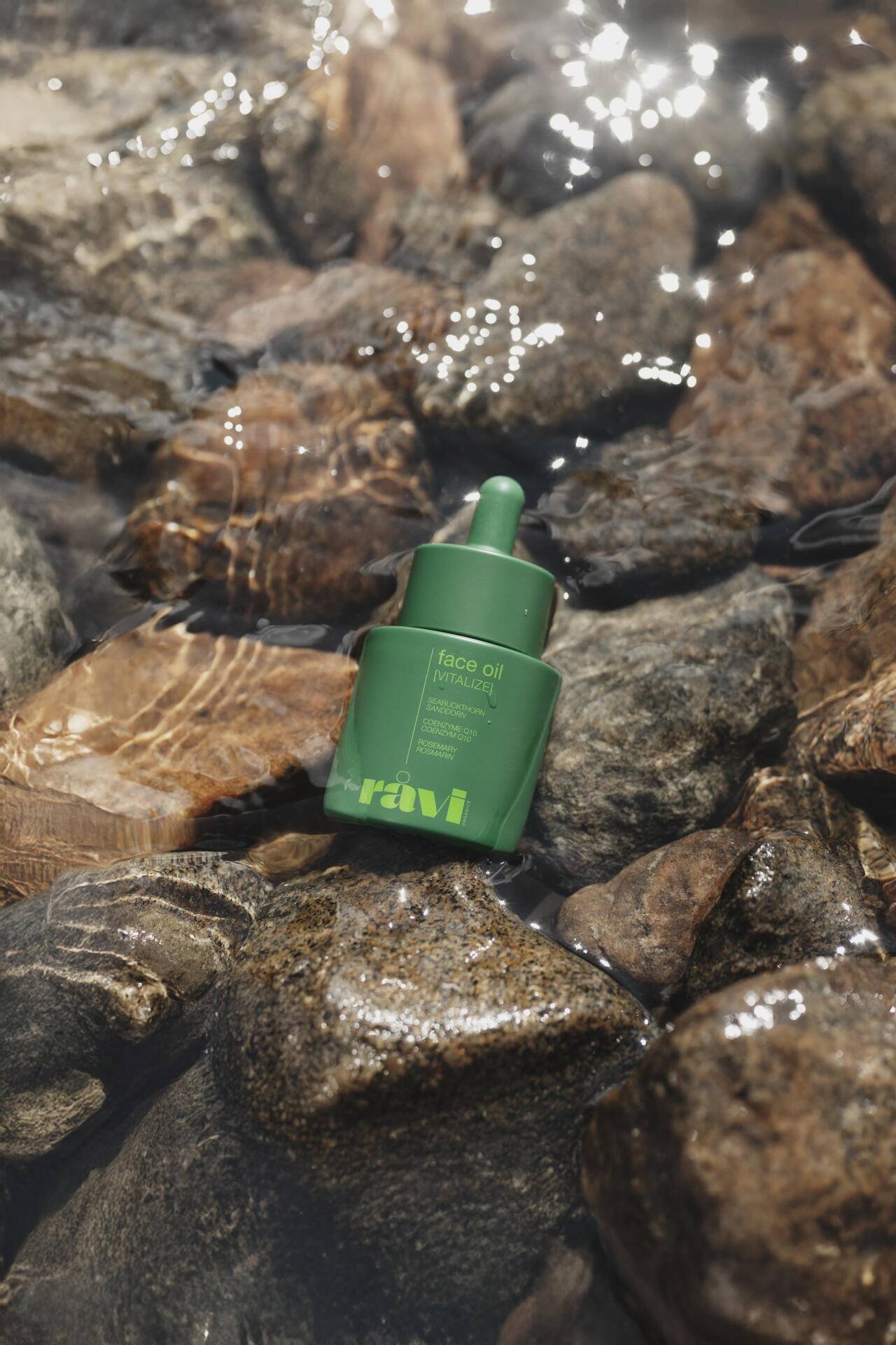 Råvi Organics:&nbsp;Vitalisierendes Gesichtsöl mit Sanddorn, Rosmarin sowie Coenzym Q10, 30 ml, Fr. 54.–.