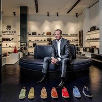 Philipp Gaydoul in einem Navyboot-Shop.