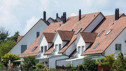 Ein- und Mehrfamilienhäuser in Bachenbülach ZH: Die Wohneigentumsquote steigt im Alter zunehmend.
