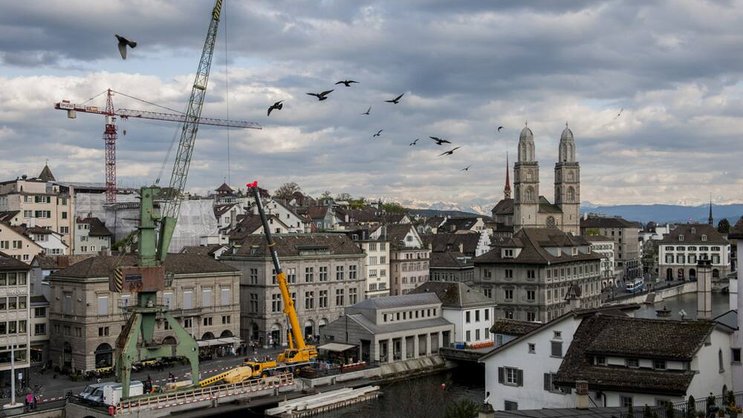 Blick auf die gut 30 Meter hohe Kunstinstallation «Hafenkran». Keystone