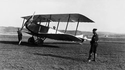 Flugpionier Oskar Bider 1917 mit Flugschülern in Dübendorf.  Keystone