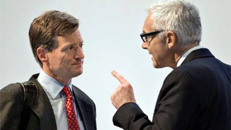 CEO Brady Dougan (l.) verteidigt das Investment Banking und weiss Aktionäre hinter sich. Schwierig für Präsident Urs Rohner.