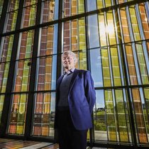 Der Chemieprofessor Michael Grätzel im SwissTech Convention Center in Lausanne, dessen Farbstoffzellen Strom fürs Gebäude liefern.