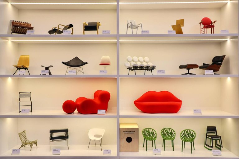 Das Vitra Design Museum in Weil am Rhein ist Museum und Werkstätte in einem. Noch heute verkauft es den Eames Lounge Chair (im Bild in der zweiten Reihe von oben ganz rechts).
