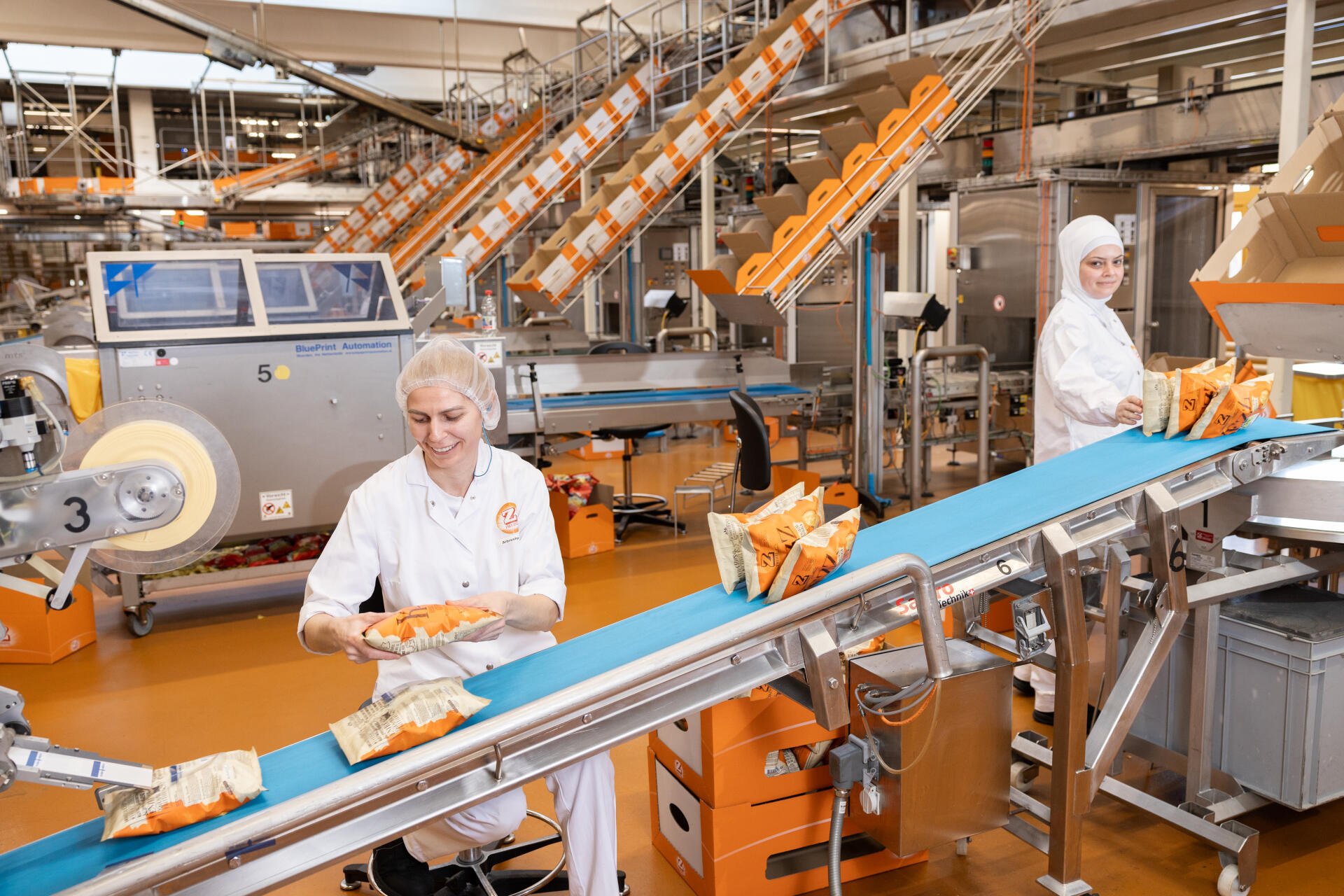Täglich laufen in Spreitenbach mehrere Tausend Packungen Chips vom Band.