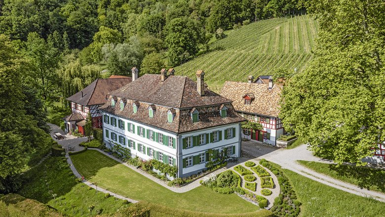 Eines von vielen Schweizer Weinschlössern, das nicht nur durch Schönheit und Geschichte, sondern auch durch seine Weine begeistert: das Schlossgut Bachtobel im Thurgau.