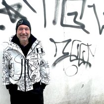 Donald Schneider gilt als der Erfinder der Kollaboration im Marketing. 2004 sorgte er als Global Creative Director für H&M für Furore mit der Kollaboration von H&M mit Karl Lagerfeld.