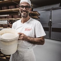 Der wichtigste Mann: Peppino mit der Mutterhefe, ohne die hier alles nichts ist. Er bezeichnet die «madre» als Famlilienmitglied und nimmt sie mit in die Ferien.