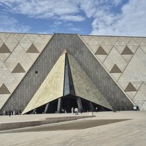 Fassade und Eingang des Grand Egyptian Museums (GEM).