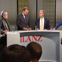 Das Bilanz-Podium mit Peter Spuhler, Herbert Scheidt (Präsident Bankiervereinigung), Dirk Schütz (Bilanz-Chefredaktor), Monika Roth (Co-Präsidentin Konzernverantwortungsinitiative) und Hans Hess (Präsident Swissmem), von rechts nach links.
