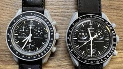 Fälschung versus Original: Die falsche Moonswatch auf der linken Seite weist einige Unterschiede zur echten auf.