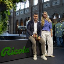 Ricola-CEO Thomas P. Meier mit der bekannten Influencerin Emma W. alias Wemmse bei der grossen Drink-Cube-Lancierung im HB Zürich.