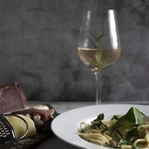 Zu Gerichten mit Bärlauch passen kräftige Weissweine aus den Sorten Sylvaner oder Grüner Veltliner.
