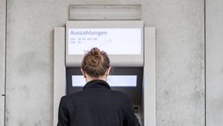 Bankomat: Romands heben mehr Bares ab als Deutschschweizer.  Keystone