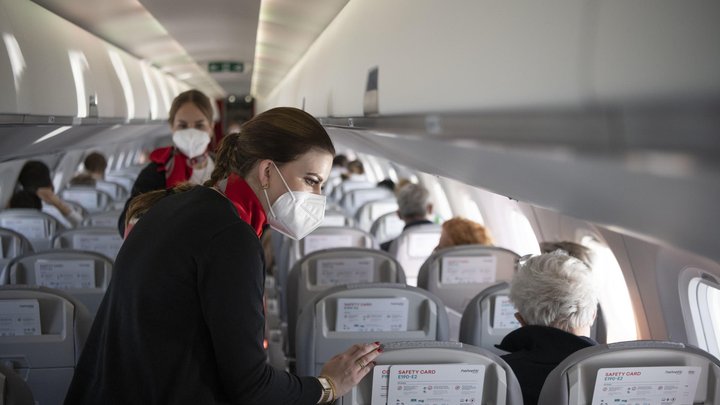HELVETIC, HELVETIC AIRWAYS, AIRLINE, FLUGZEUGGESELLSCHAFT, LUFTFAHRTGESELLSCHAFT, LUFTFAHRTUNTERNHEMEN, FLUGWESEN, FLUGVERKEHR, LUFTVERKEHR, FLIEGER, FLUGBETRIEB, FLUGANBIETER, FLUG, CREW, CABIN CREW, FLUGBESATZUNG, FLIGHT ATTENDANT, FLUGBEGLEITUNG, FLUGBE