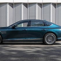 Auf einer Fahrt durch das Landwassertal Richtung Davos überzeugt der Genesis eG80 mit sanftem Fahrkomfort und luxuriöser Ausstattung.