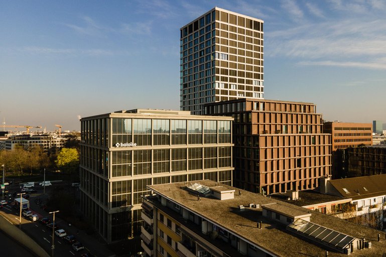 Baloise Park, Basel: Die Konzernleitung der neuen Helvetia Baloise ist in die Büros der Baloise gezogen. Vier von fünf Gebäuden auf dem Areal wurden erst 2021 neu eröffnet und werden teilweise von Drittmietern genutzt: So befindet sich im Baloise Park nicht nur ein Mövenpick-Hotel und eine Niederlassung von PWC,....