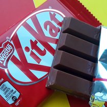Die Marke Kit Kat gehört Nestlé.