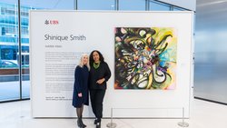 Mary Rozell (l.) neben der Künstlerin Shinique Smith und einem ihrer Werke.