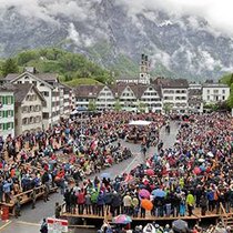 Der Kanton Glarus brilliert durch hohe Interaktivität mit seinen Bürgern – an der Landsgemeinde ebenso wie auf Facebook.