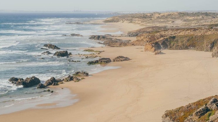 Das Land jenseits des Tejo-Flusses berührt im Westen den Atlantik.