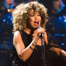 Tina Turner auf der Bühne: Mit Ehepartner Erwin Bach wird sie neue Nachbarin der Federers am Zürichsee.