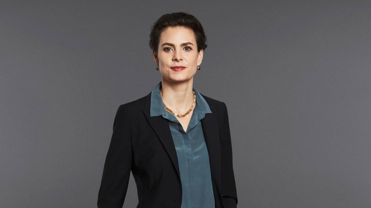 Seit 2022 ist Nora Teuwsen Chefin von ABB Schweiz. Die Juristin war davor Partnerin in der Zürcher Kanzlei Bär & Karrer und Chefjuristin der SBB.