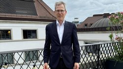 Thomas Sprecher studierte erst Germanistik und Philosophie, dann Recht. Er arbeitet als Rechtsanwalt bei der Wirtschaftskanzlei Niederer Kraft Frey und engagiert sich für den Stiftungsstandort Zürich.