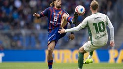 Bitpanda auf der Brust, Swiss Bankers bald in der Tasche? Koba Koindredi (FCB, links) kämpft um den Ball mit Lukas Daschner (SG) am 14. Mai 2026.