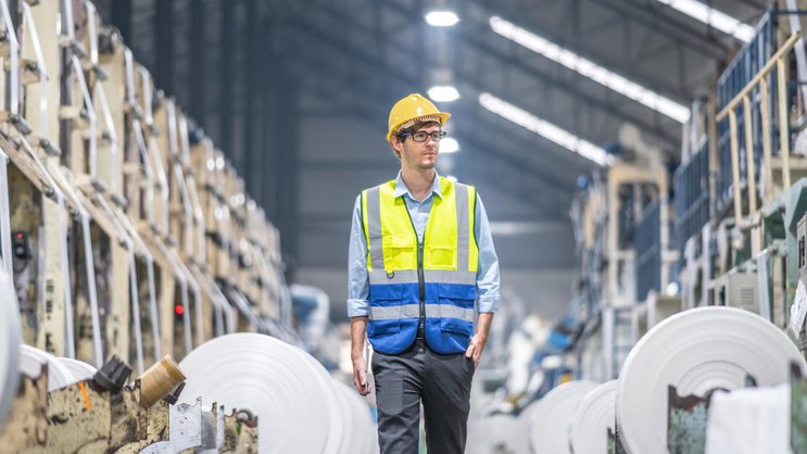 Fertigungsingenieur bei einem Hersteller von Plastiktüten