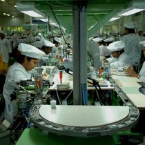 Blick in die Produktion: Das indische Unternehmen Titan beschäftigt 13’400 Angestellte.