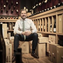 Nikolas von Haugwitz (56) ist seit November 2024 CEO von Mövenpick Wein. Zuvor arbeitete er unter anderem bei St. Jakobskellerei Schuler und Hawesko.
