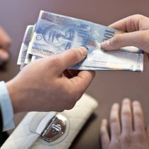 Extra-Zahlung: Die UBS weitet die Gebühren auf Barbestände reicher Kunden aus.