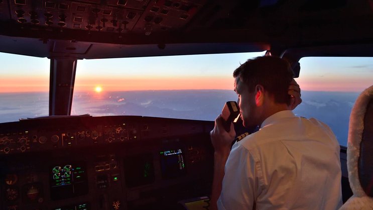 Im Cockpit: Piloten sind begehrt, ihre Löhne steigen.
