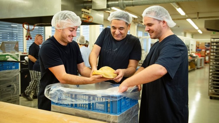 UBS Helpetica Backen mit Freiwilligen