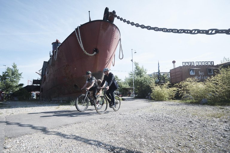 Schiff ahoi: Im Hintergrund das Leuchtturmschiff «Gannet 1954» im Holzpark Klybeck.