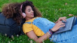 Die Generation Z (1995-2010) ist oft mit dem Vorurteil konfrontiert, weniger arbeiten zu wollen als andere Generationen.