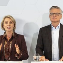 Haben grosse News zu verkünden: Ursula Nold, Präsidentin Migros-Genosschenschafts-Bund, spricht neben Mario Irminger, Präsident Generaldirektion Migros-Genosschenschafts-Bund, während der Medienkonferenz der Migros am Montag, 26. Oktober 2026, in Bern. 