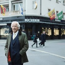 Lizenz zum Geldverteilen: Urs Mühlebach vor dem Bucherer-Gebäude am Schwanenplatz in Luzern.