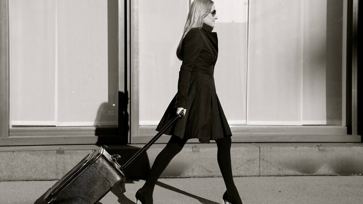 Lifestyle-Bloggerin Nel-Olivia Waga weiss, wie man am besten mit Handgepäck reist.