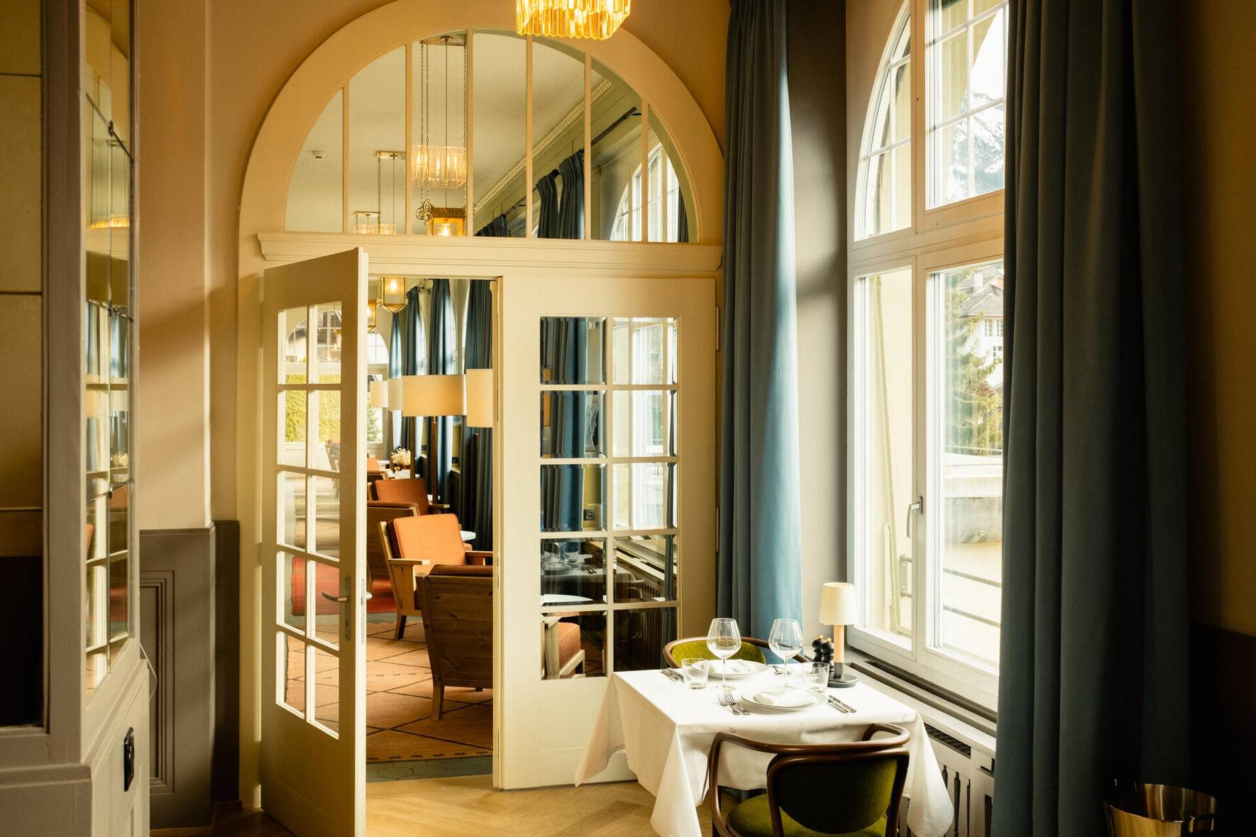 Grand Hotel Belvedere: Das neue Fünfsternehotel setzt sich aus zwei benachbarten Häusern zusammen. Das Interieur mutet alpin, frisch und international an.