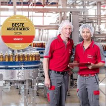 So sehen glückliche Mitarbeiter aus: Zwei «Rivellaner» in der Produktion in Rothrist.