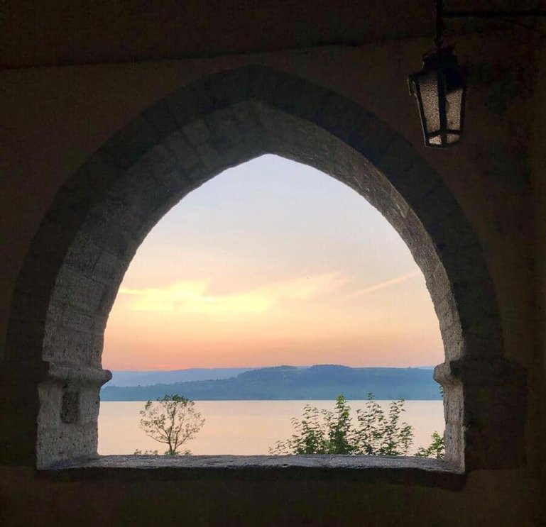 Eine Landschaft von unwiderstehlichem Zauber: Blick von Murten auf den Mont Vully.