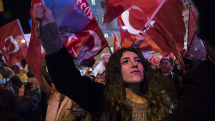 Jubeln trotz Niederlage: Anhänger von Erdogans AKP. Sie verliert bei den Kommunalwahlen in Istanbul und Ankara.
