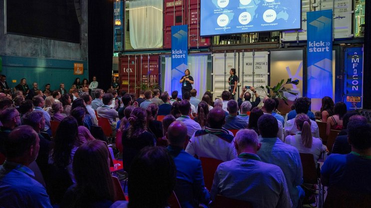 Bei der Closing Ceremony im Zürcher Kraftwerk werden 55 neue Innovationspartnerschaften bejubelt.