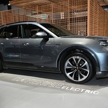 Die vollelektrische Variante des Porsche Cayenne SUV ist in drei Ausstattungsvarianten erhältlich (109'000–163'000 US-Dollar, ohne Sonderausstattung), die sich vor allem durch Leistungsmerkmale wie „Active Ride“ und Torque Vectoring bzw. ein sperrbares Hinterachsdifferenzial unterscheiden. 
