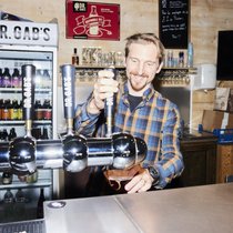 Er zapft bald auch in Zürich: Reto Engler, Mitgründer der Brauerei Dr. Gab's, im eigenen Brauereilokal (Archivbild: 2023).