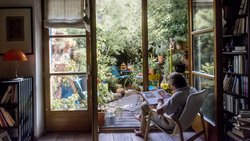 Eine häufige Annahme zum überhitzten Wohnungsmarkt: Weil Ältere viel zu viel Wohnraum brauchen, fehlt dieser den Jüngeren.